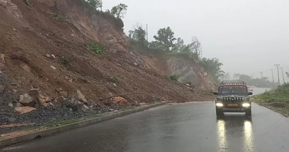 पहिरोका कारण मध्यपहाडी लोकमार्गमा अवरुद्ध