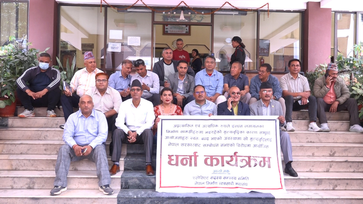 काम छोडेर निर्माण व्यवसायी आन्दोलनमा