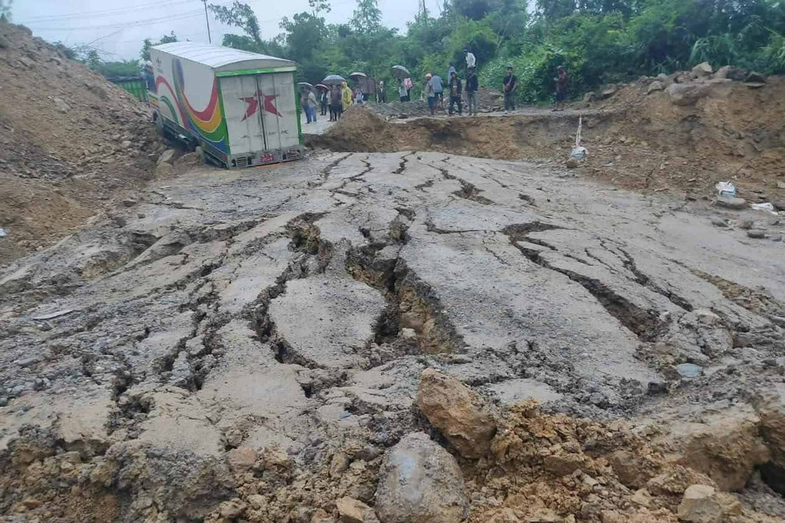 दाउन्नेमा सडक भाँसियो, पूर्वपश्चिम राजमार्ग अवरुद्ध