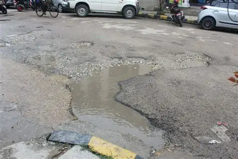 हेटौँडा मुख्य सडक विस्तारका लागि भौतिक संरचना भत्काउन सुरु