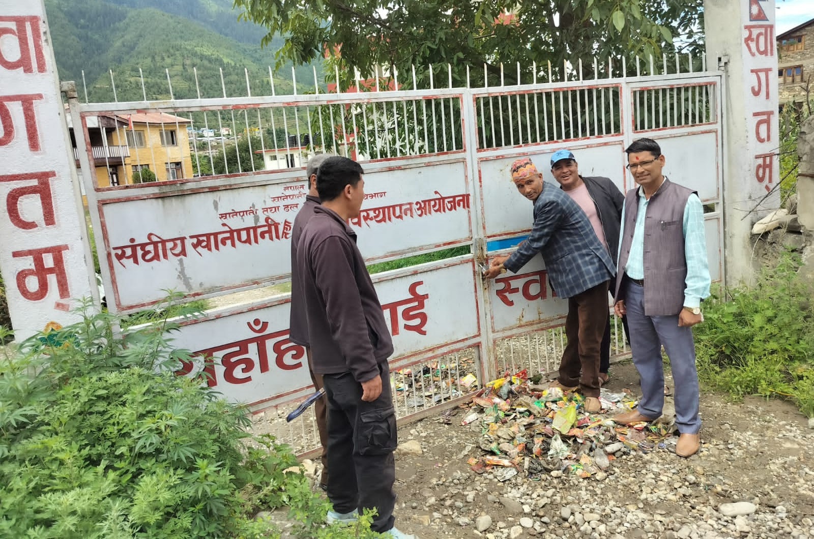 संघीय खानेपानी कार्यालय खारेजीविरुद्ध जुम्लामा दलहरू एकजुट, कार्यालयमा तालाबन्दी