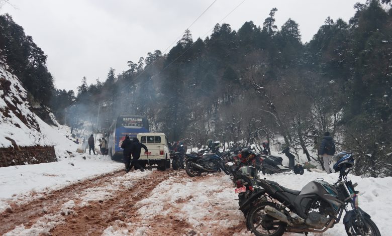हिमपातका कारण बुधबारदेखि मध्यपहाडी लोकमार्ग अवरुद्ध